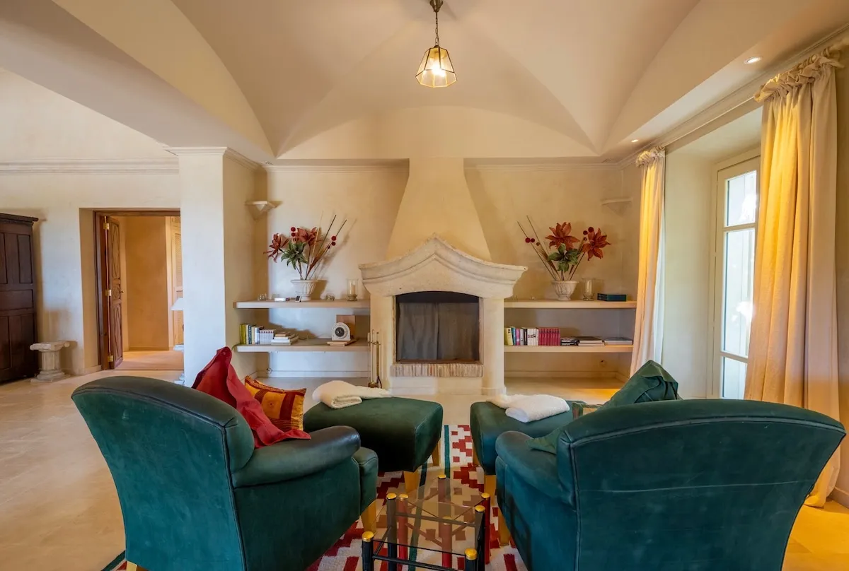 Wohnraum von The Mallorcan House mit Steinkamin